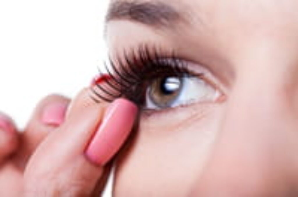 All About the Eyelash Extension Trend lolwowl.com